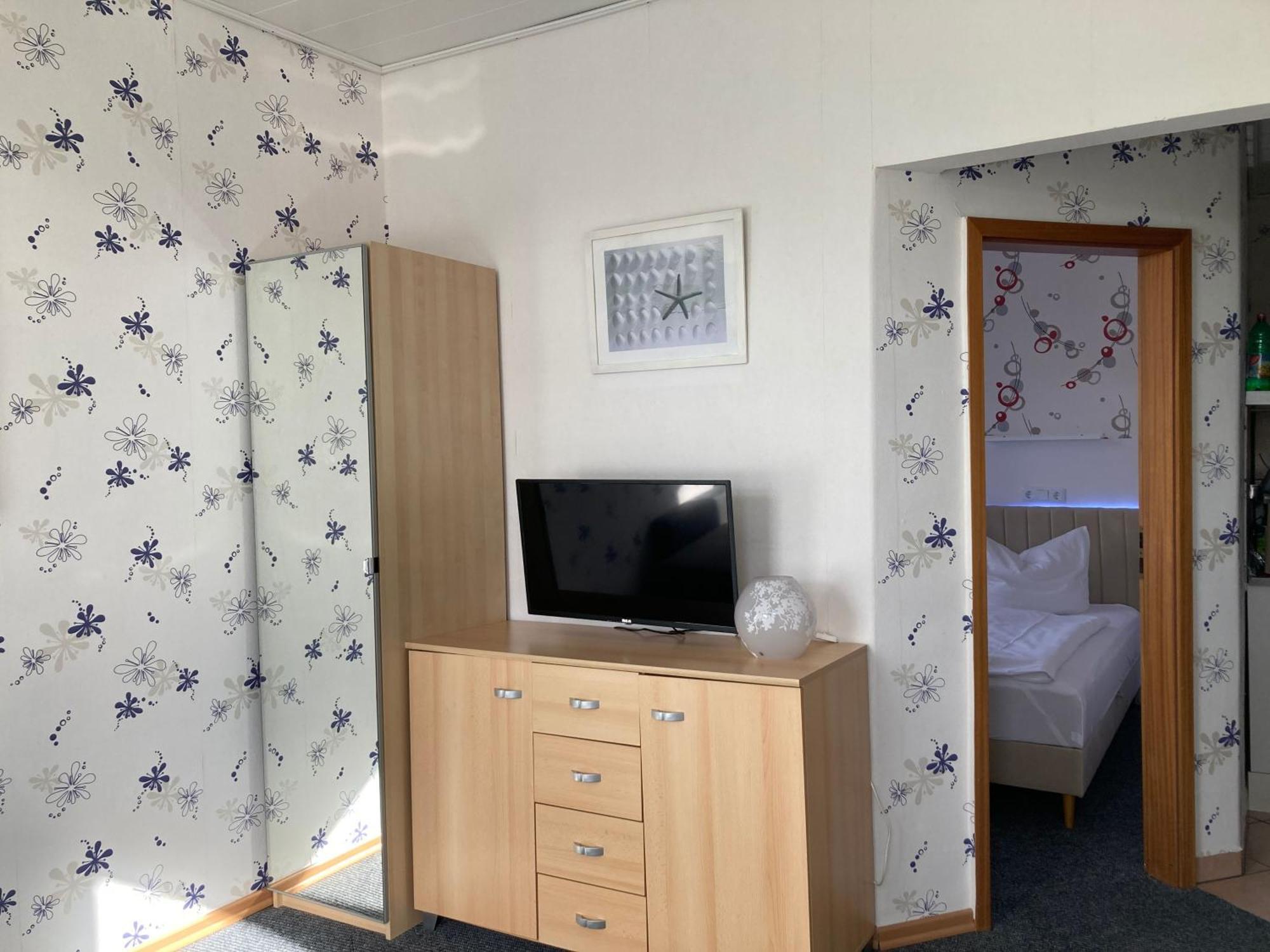 Haus Krabbe: Pet-Friendly Apartment with Free Parking Wremen Exterior photo